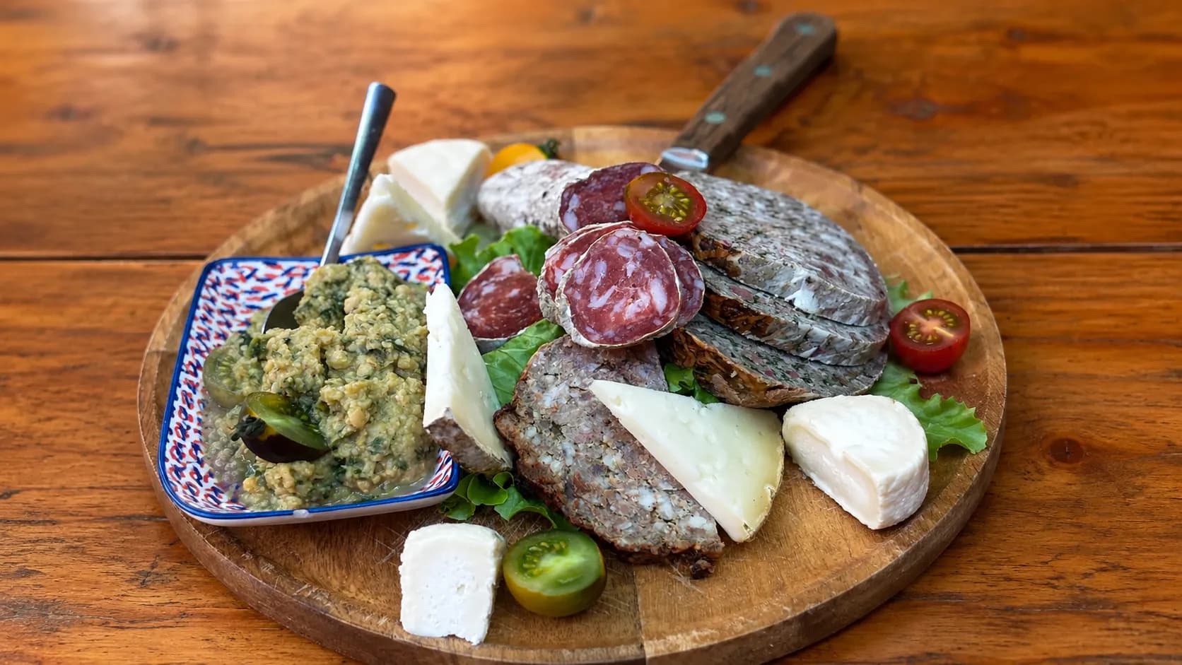 Planche de charcuterie, caillette, fromages et tapenade à partager au Quésaco