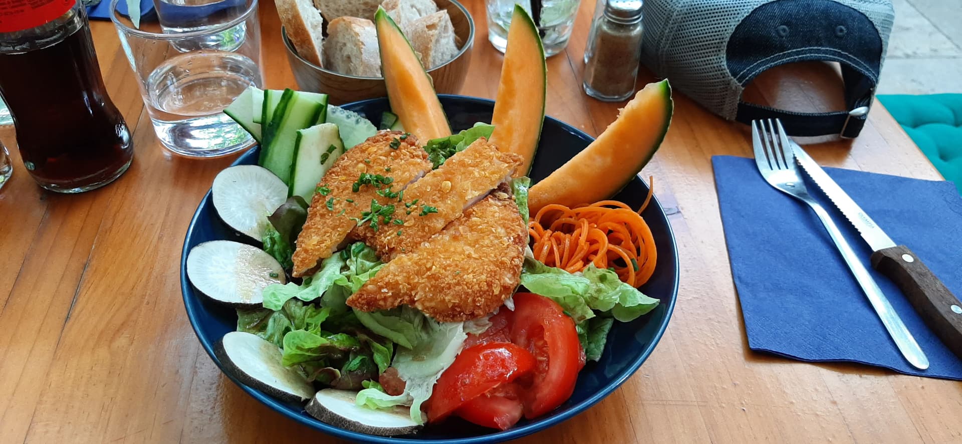 Salade fraîche du Quésaco avec poulet pané, melon, concombre et tomates