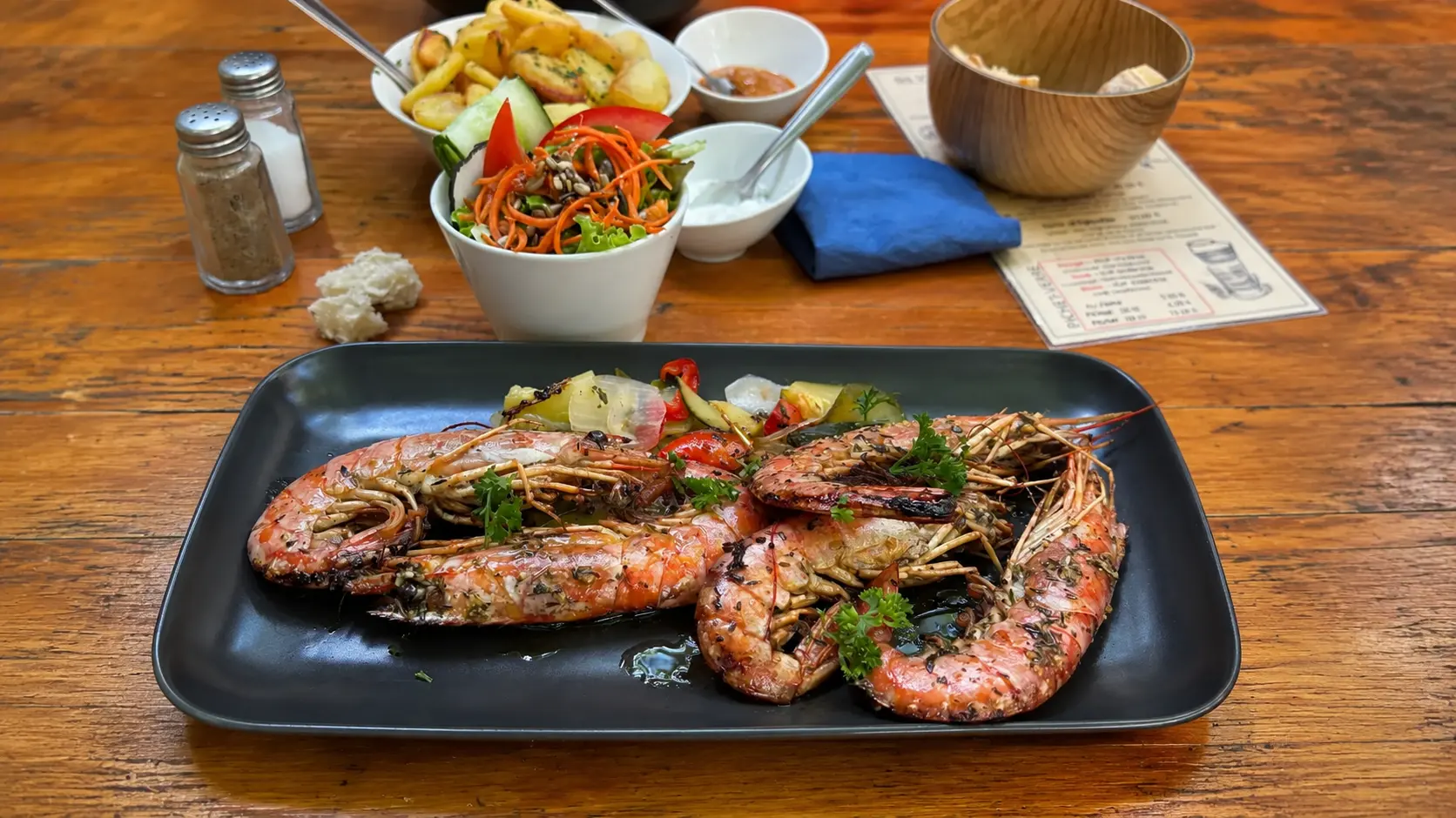 Gambas grillées à la plancha servies avec légumes et accompagnements