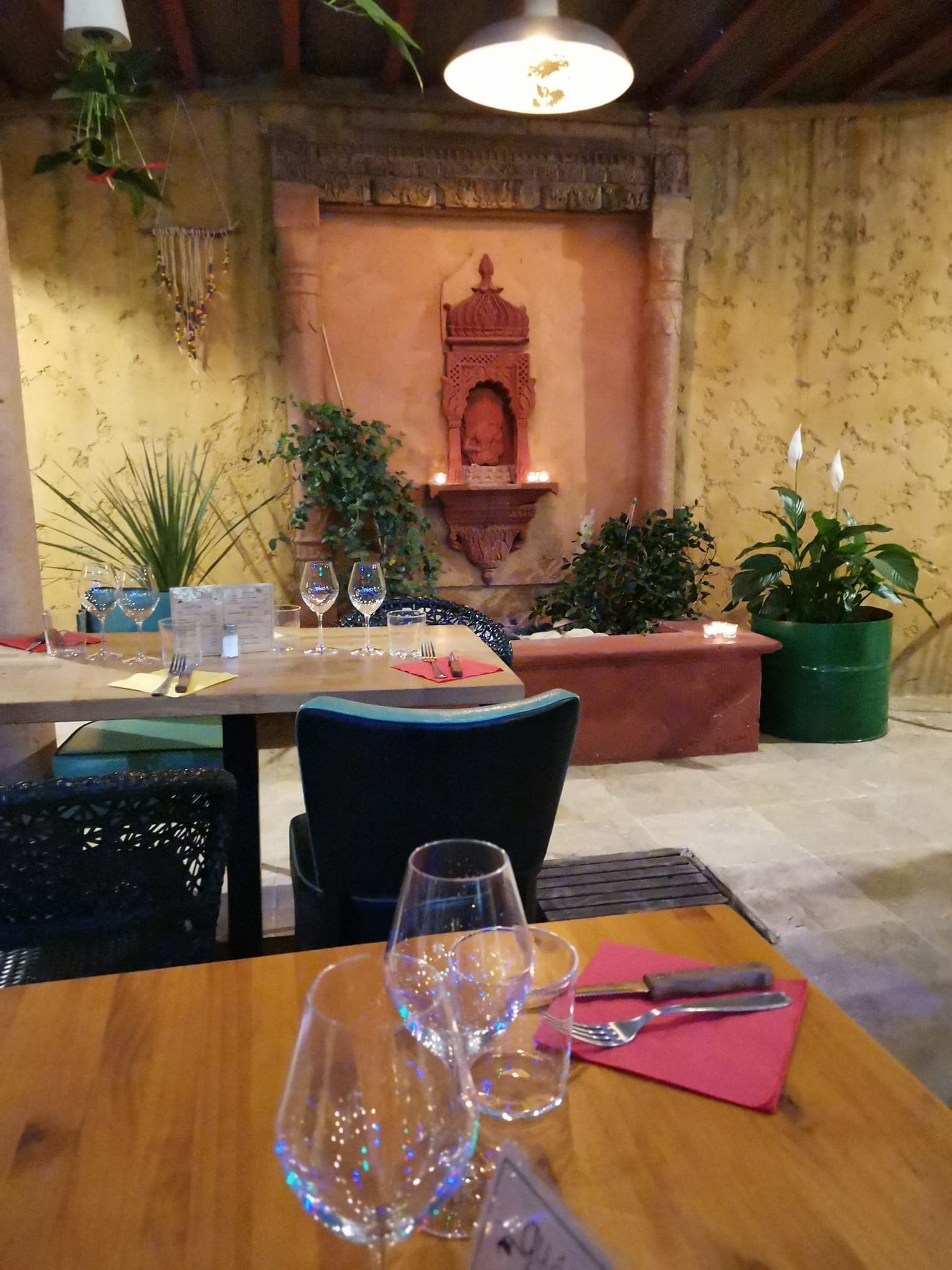 Salle intérieure du Quésaco avec sa fontaine sculptée d'inspiration orientale